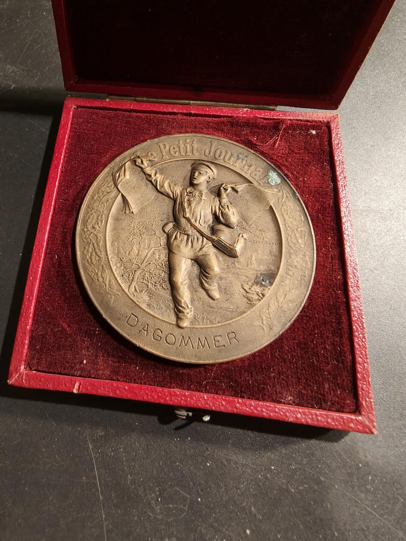 老王徽章第183期 法国1905年《小日报》“谜语大奖赛”大铜章      原盒     直径58mm    重量76.9g