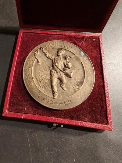 老王徽章第183期 - 法国1905年《小日报》“谜语大奖赛”大铜章      原盒     直径58mm    重量76.9g