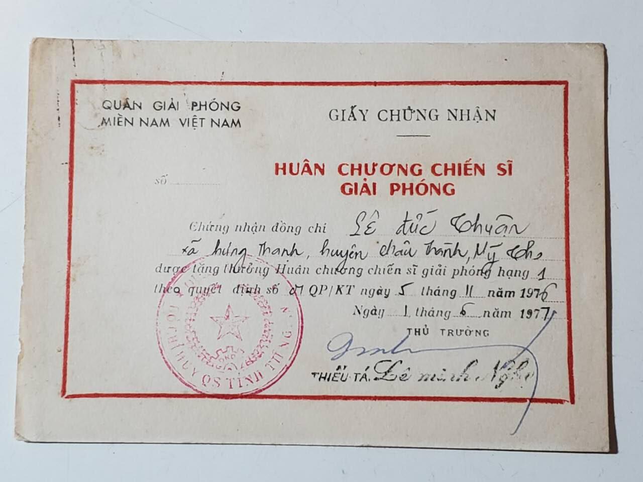 韵星假日军品类拍卖第42期 -- Rimey Holidays Militaria Auction 42 越南南方（越共）共和国一级解放战士勋章带证 早期白铜版本 越战战时