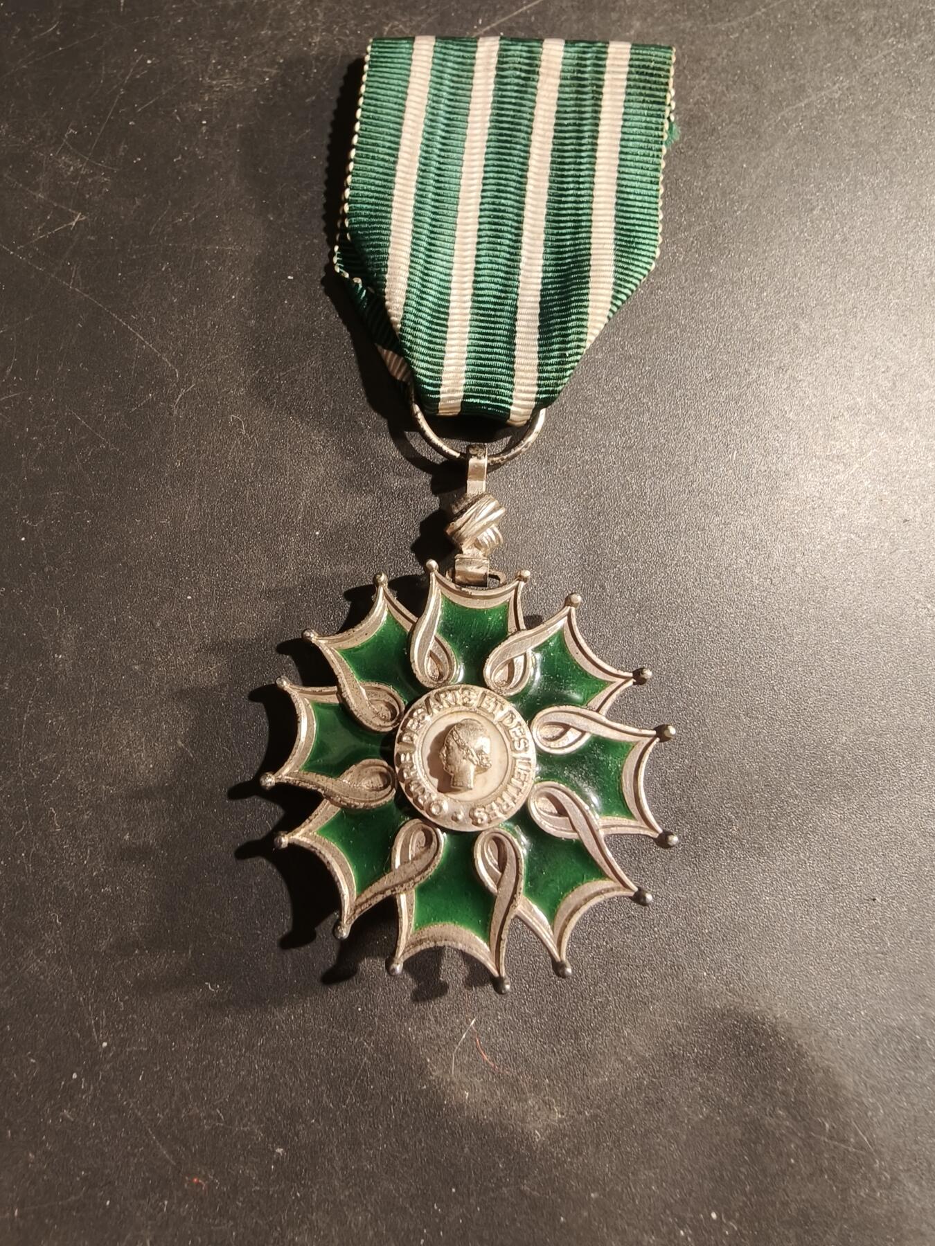 老王徽章第183期 法国骑士级文学艺术勋章    第一版950银质珐琅     原盒