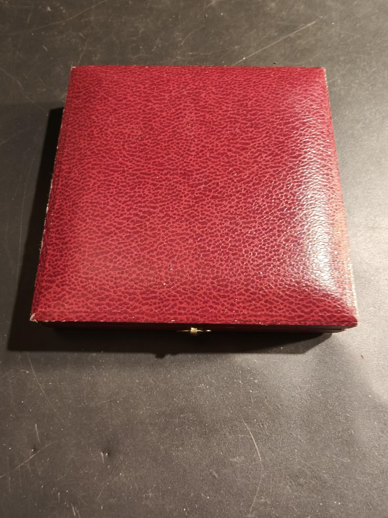 老王徽章第183期 法国一战停战50周年大铜章     原盒     直径68mm    重量170.1g