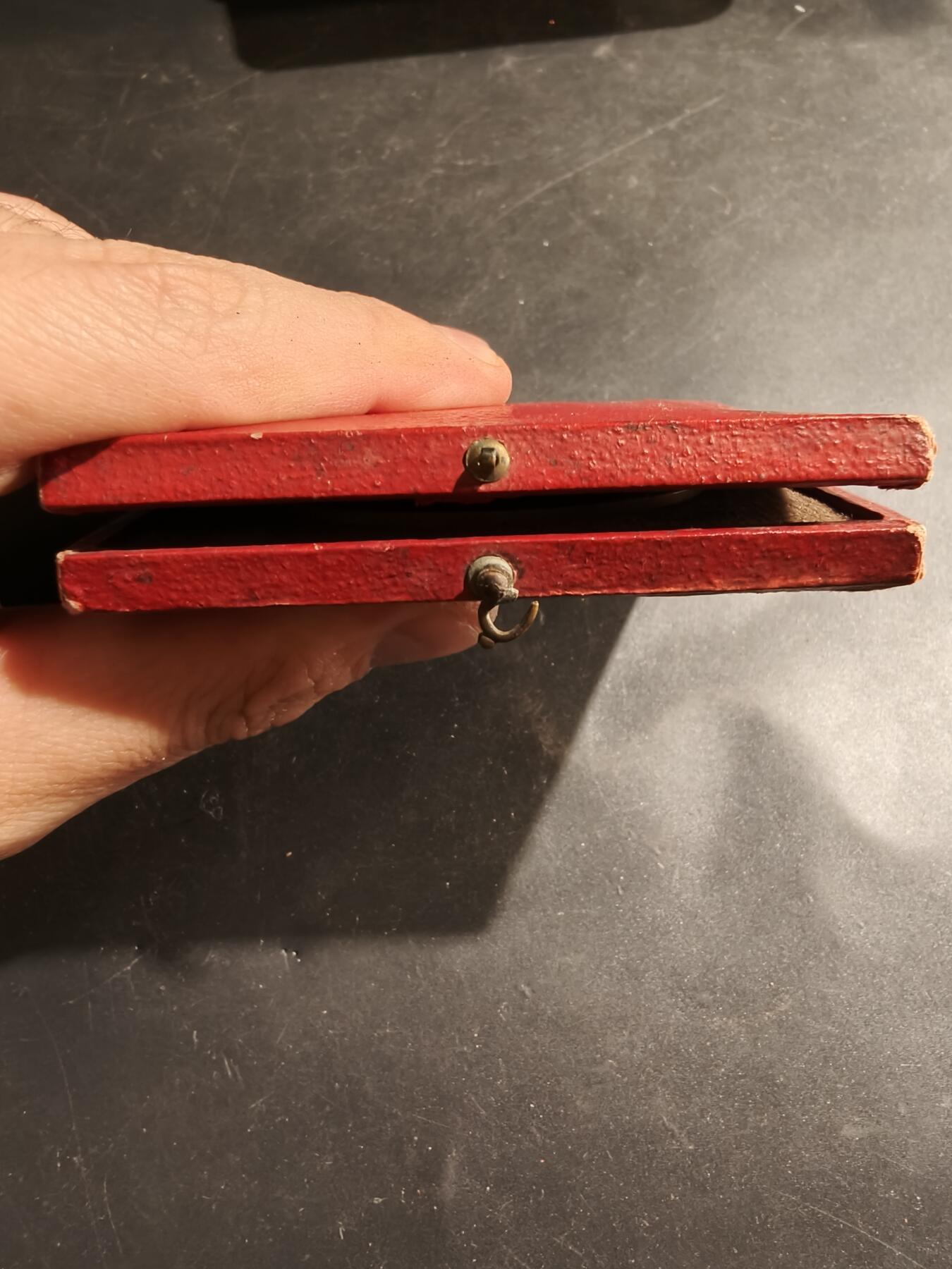 老王徽章第183期 法国1907年《小日报》“智力竞赛与问题大奖赛”大铜章      原盒，盒子卡扣不严     直径58mm    重量85.6g 