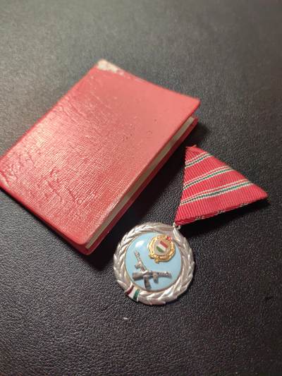 靖甫拍卖第五场 - 匈牙利人民军功绩奖章带证 早期硬壳证