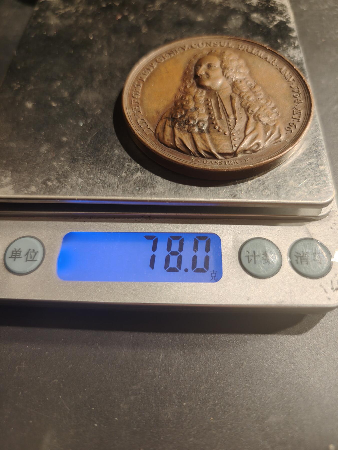 老王徽章第183期 瑞士日内瓦共和国第一执政官路易·勒·福特大铜章      1734年让·达西尔作品       光边       直径54mm    重量78g 