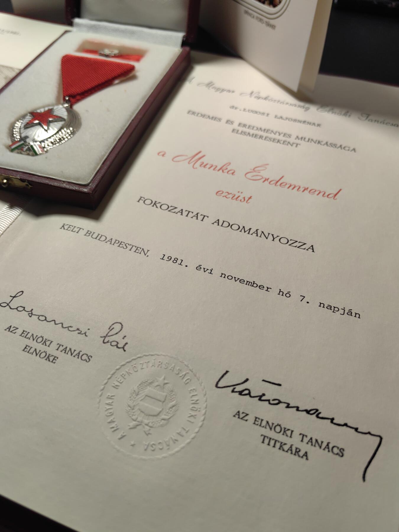 靖甫拍卖第五场 匈牙利银级劳动勋章 女博士得主 原盒略豪华大证 带个照片