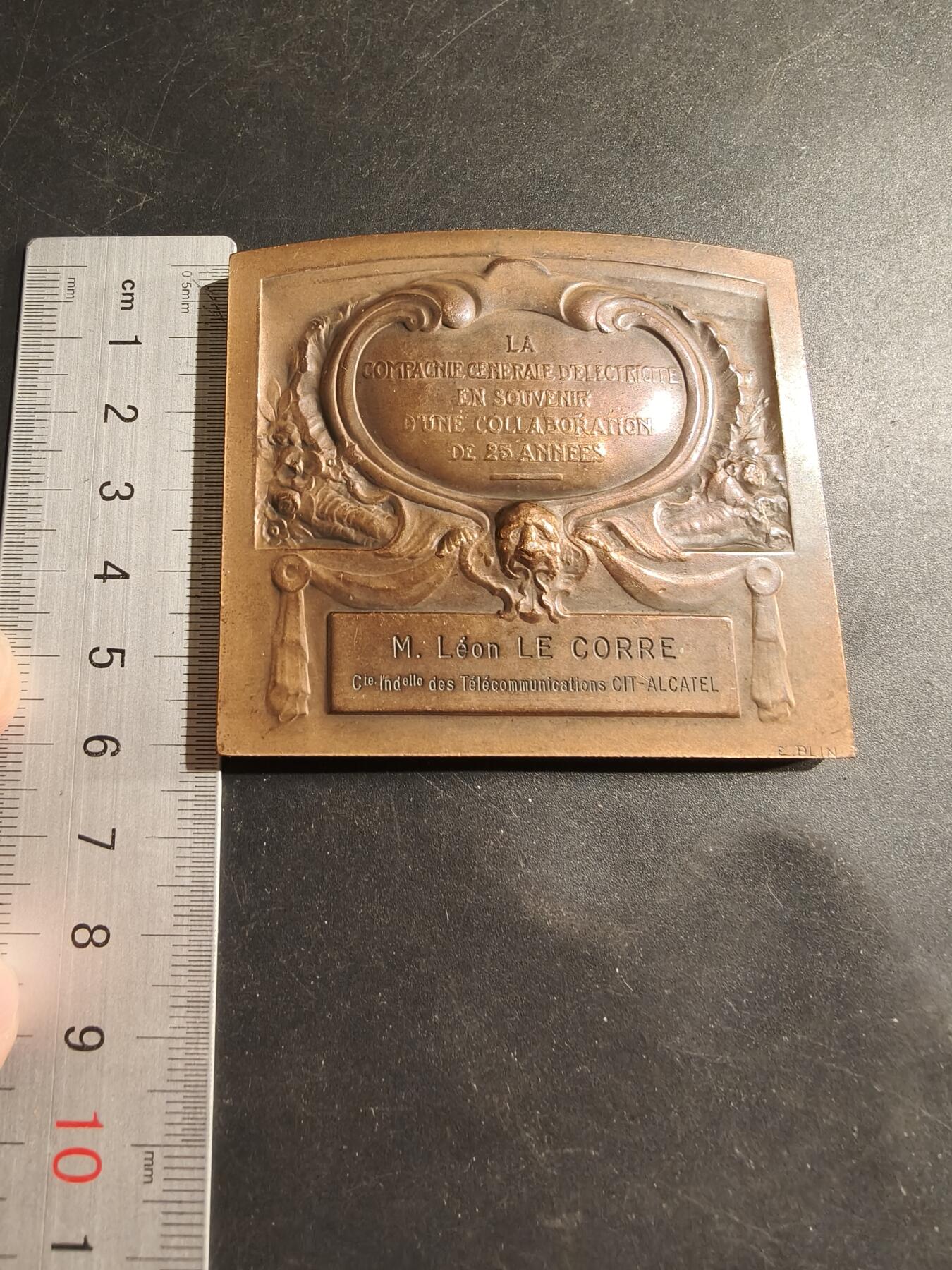 老王徽章第183期 法国通用电力公司方形大铜章     B.LIn作品     尺寸68×62mm     重量195g