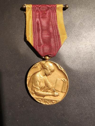 老王徽章第183期 - 法国“学习中的少女”金级纪念章