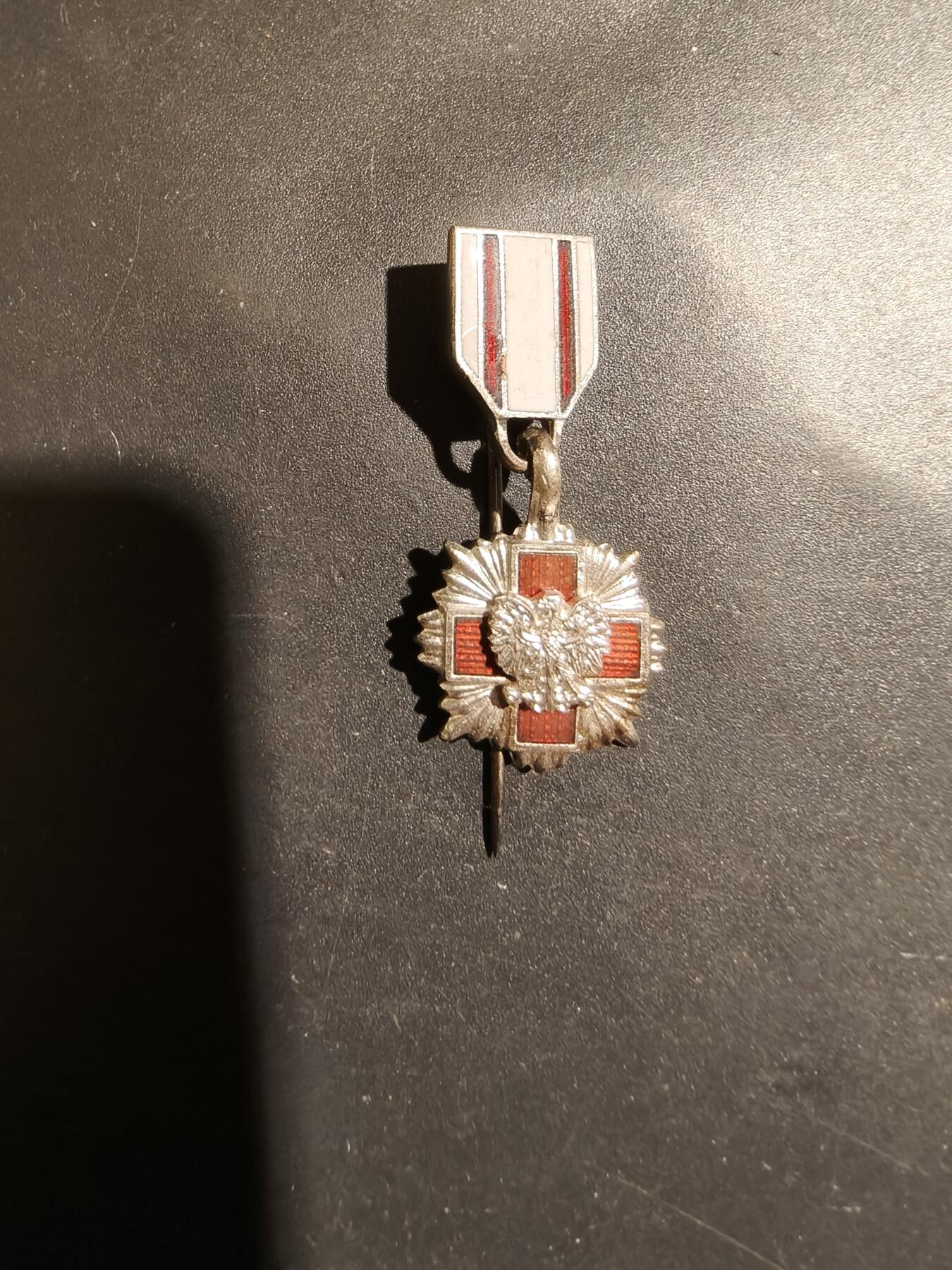 老王徽章第183期 波兰银级红十字会勋章迷你针插
