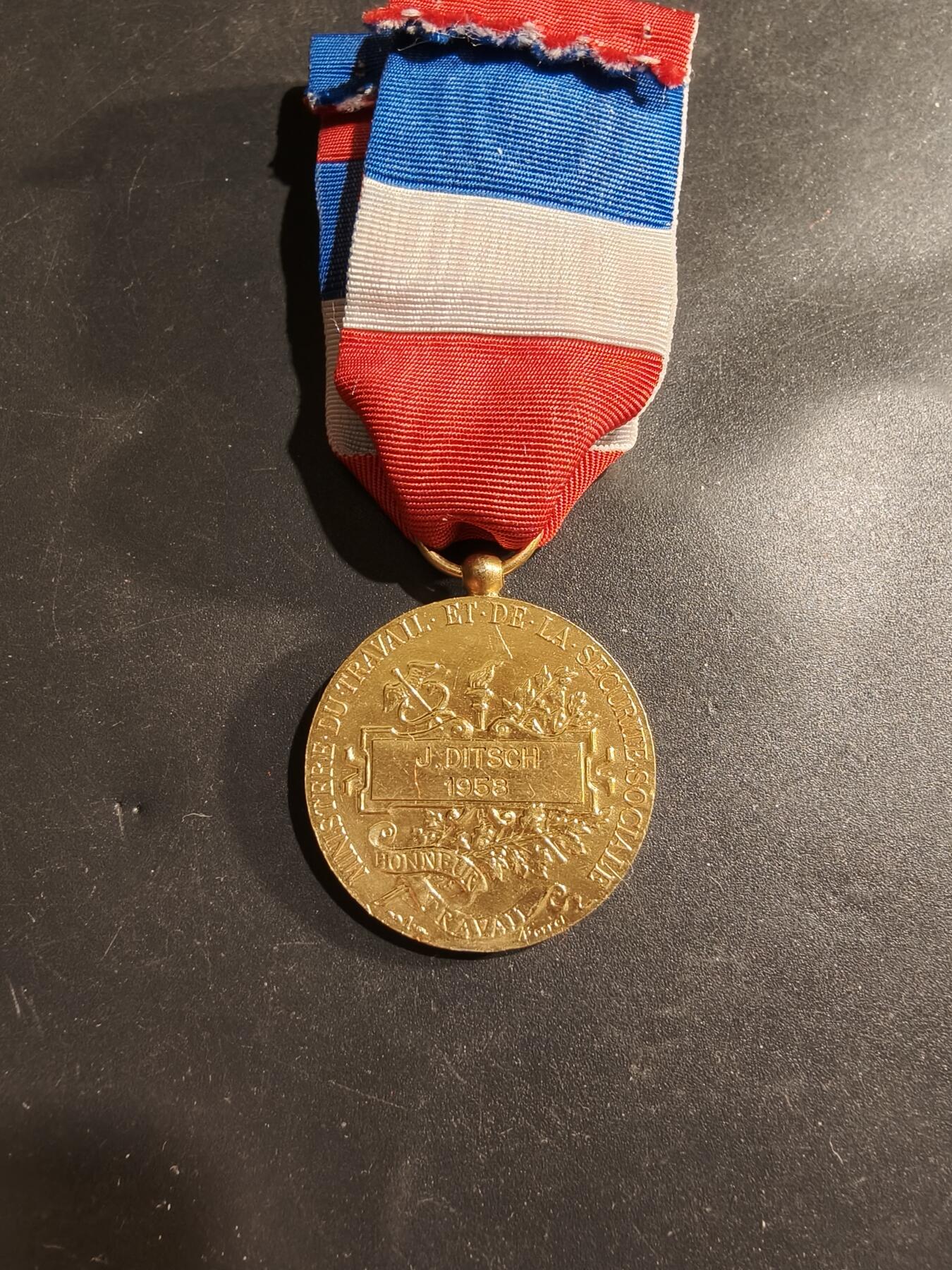 老王徽章第183期 法国金级劳工奖章   1958年实发   950银镀金   12.9g