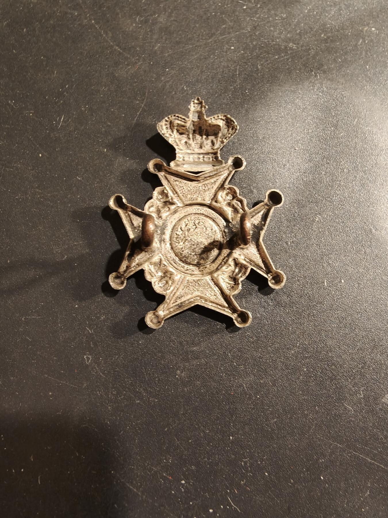 老王徽章第183期 英属印度奥德志愿步枪团帽徽    维多利亚女王时期