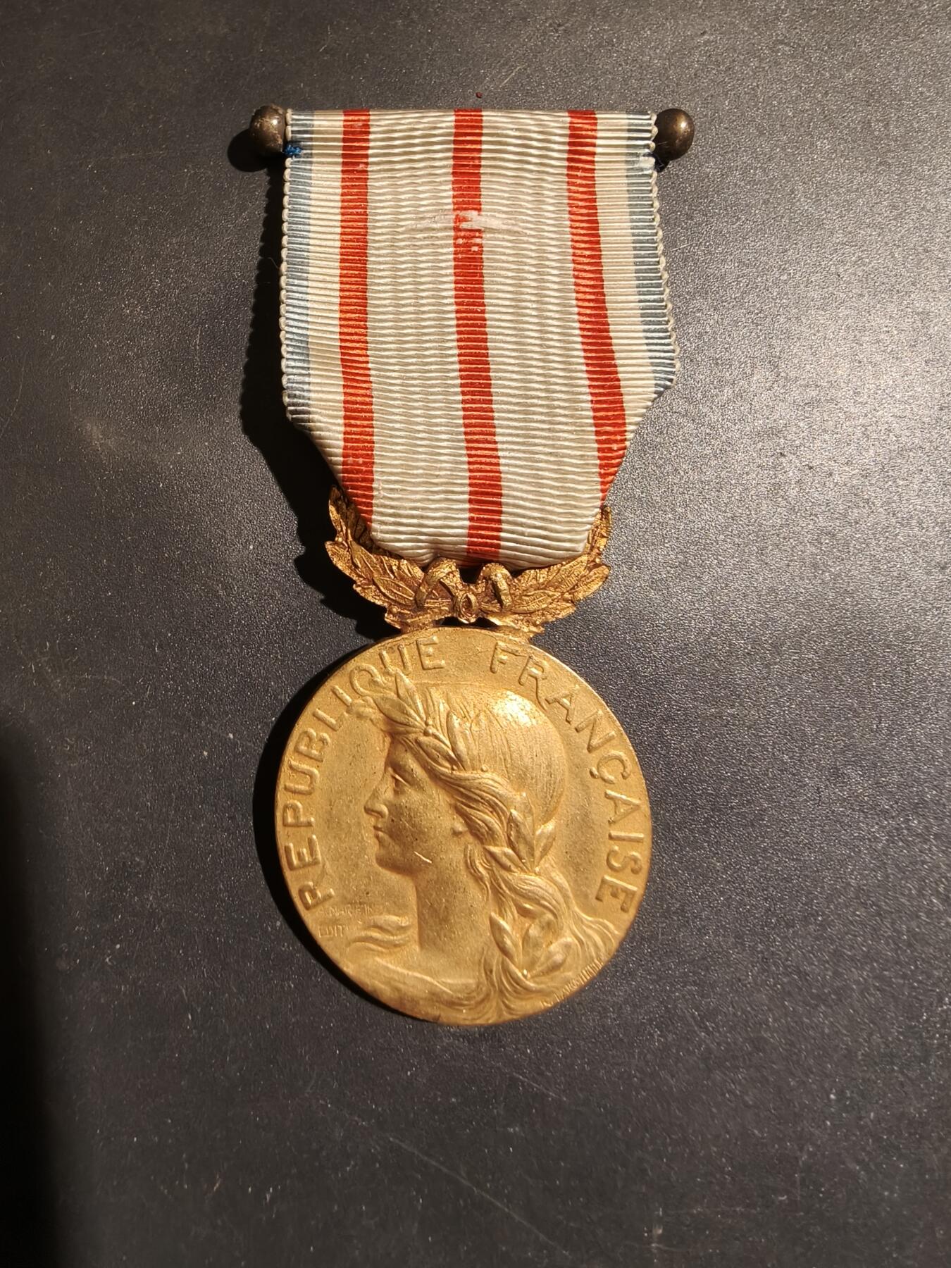 老王徽章第183期 法国慈善大奖金级奖章