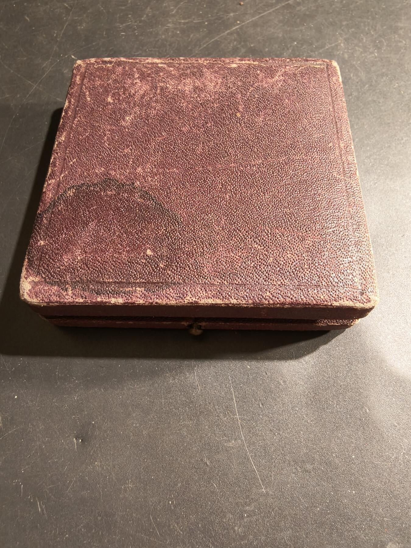 老王徽章第183期 法国油漆与玻璃工业企业家同业公会镀银大铜章     原盒，盒子卡扣不严     公鸡头玛丽安娜     直径54mm     重量70g 