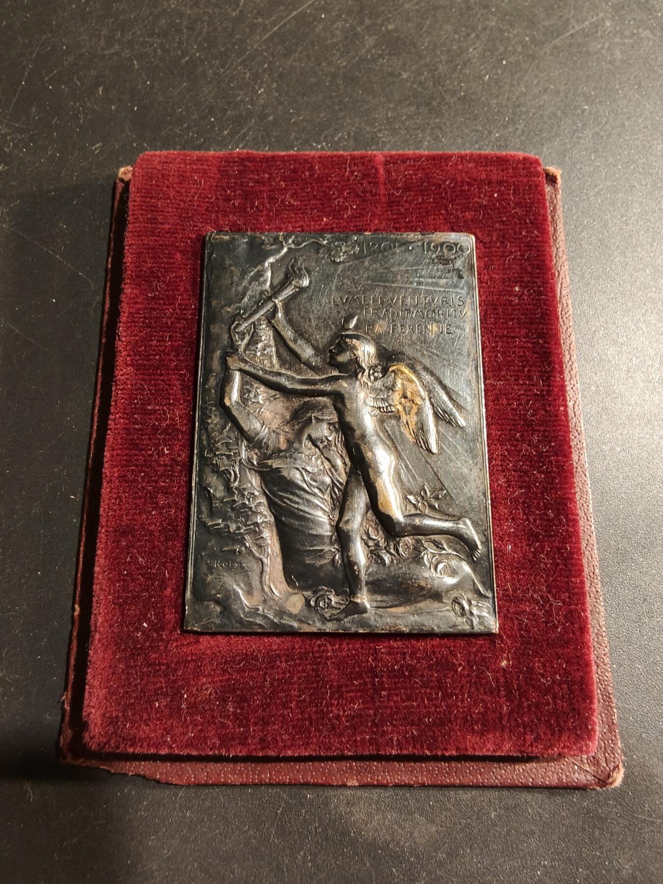 老王徽章第183期 法国巴黎1900国际博览会镀银方形大铜章      大师罗蒂作品     尺寸51×36mm     重量36.3g      原盒