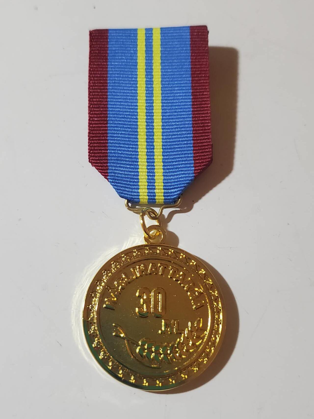 韵星假日军品类拍卖第42期 -- Rimey Holidays Militaria Auction 42 哈萨克斯坦共和国议会服务三十年奖章 铜镀金 极品品相 非常少见的奖章和国家 非常厚重制作精良