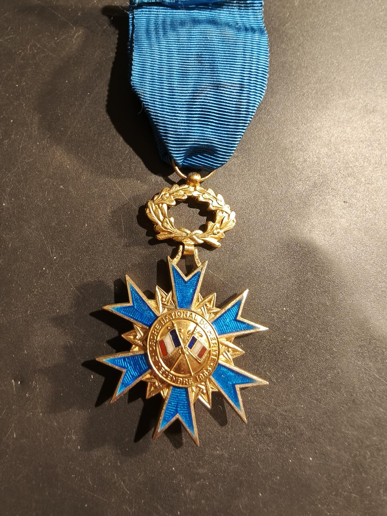 老王徽章第183期 法国军官级国家功勋勋章    原盒    早期950银镀金珐琅     29.2g