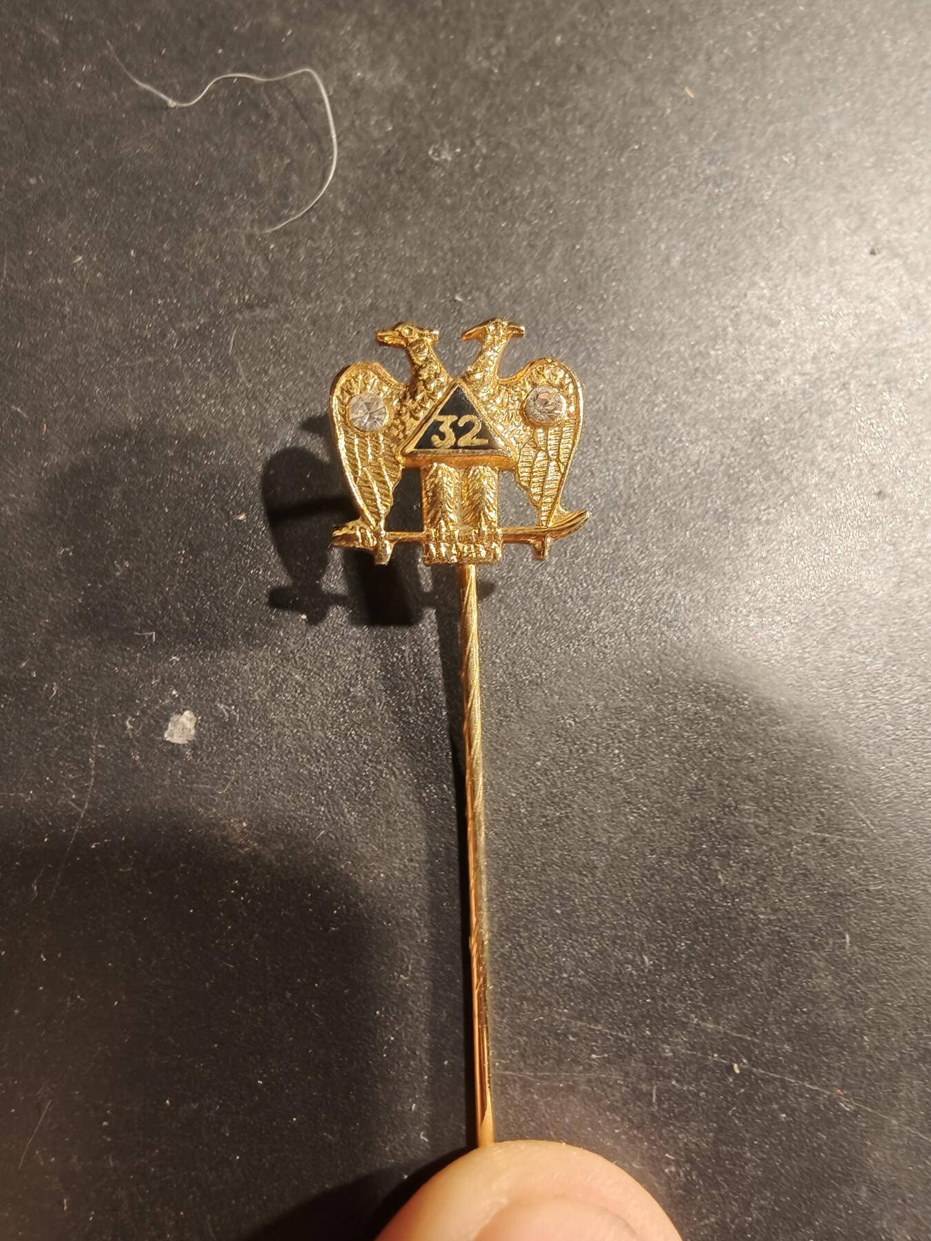 老王徽章第183期 英国共济会针插   镶嵌水钻