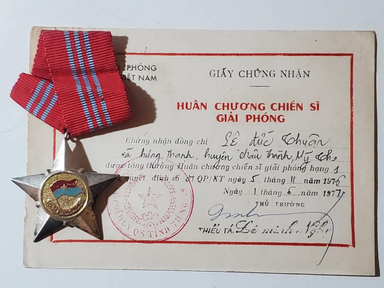 韵星假日军品类拍卖第42期 -- Rimey Holidays Militaria Auction 42 越南南方（越共）共和国一级解放战士勋章带证 早期白铜版本 越战战时