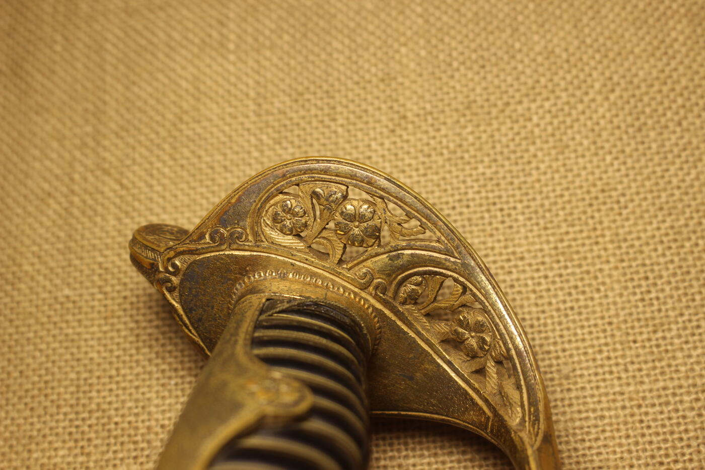 2026.2.22日系拍卖 明治19式尉官指挥刀刀柄，赛璐珞握柄，有一条铜质掐丝断裂，主体结构无损，日常使用品相    