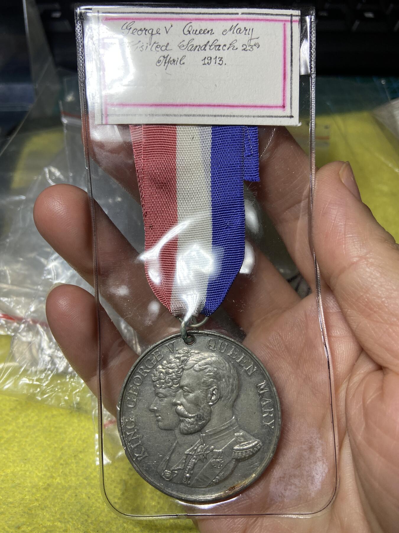 2026年第三十场(总第一百九十九场）英国一线回流散币特拍第二场(免佣金) 少见全品–英国🇬🇧1913年纪念章(乔治五世和玛丽王后访问柴郡桑德巴赫官方纪念章，背面图案为桑德巴赫镇最著名的地标—桑德巴赫十字碑)