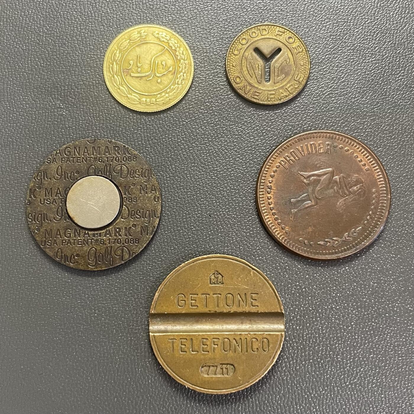 回流0218 新春快乐，马年大吉！ 代币一组5枚 伊朗鸡年生肖、纽约交通局地铁、夏威夷瓦胡岛Olomana高尔夫球位标、双鱼座成人娱乐代币、意大利公用电话代币