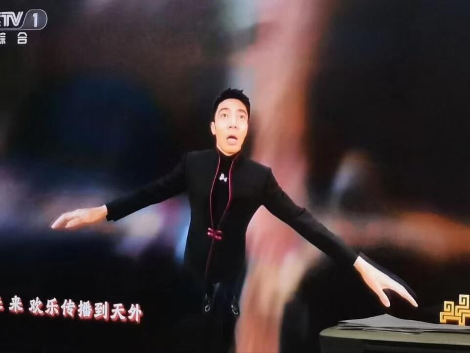 零元拍：大家过年好！！撒贝宁老师亲提“马年进步”，尼格买提和龙洋三人合签中央广播电视总台✖️CMG看点✖️总台文创联合出品CMG中国福，独有丙午火马年烫金纹饰。祝各位龙马精神，一马当先，马到成功，马上有钱！！！！