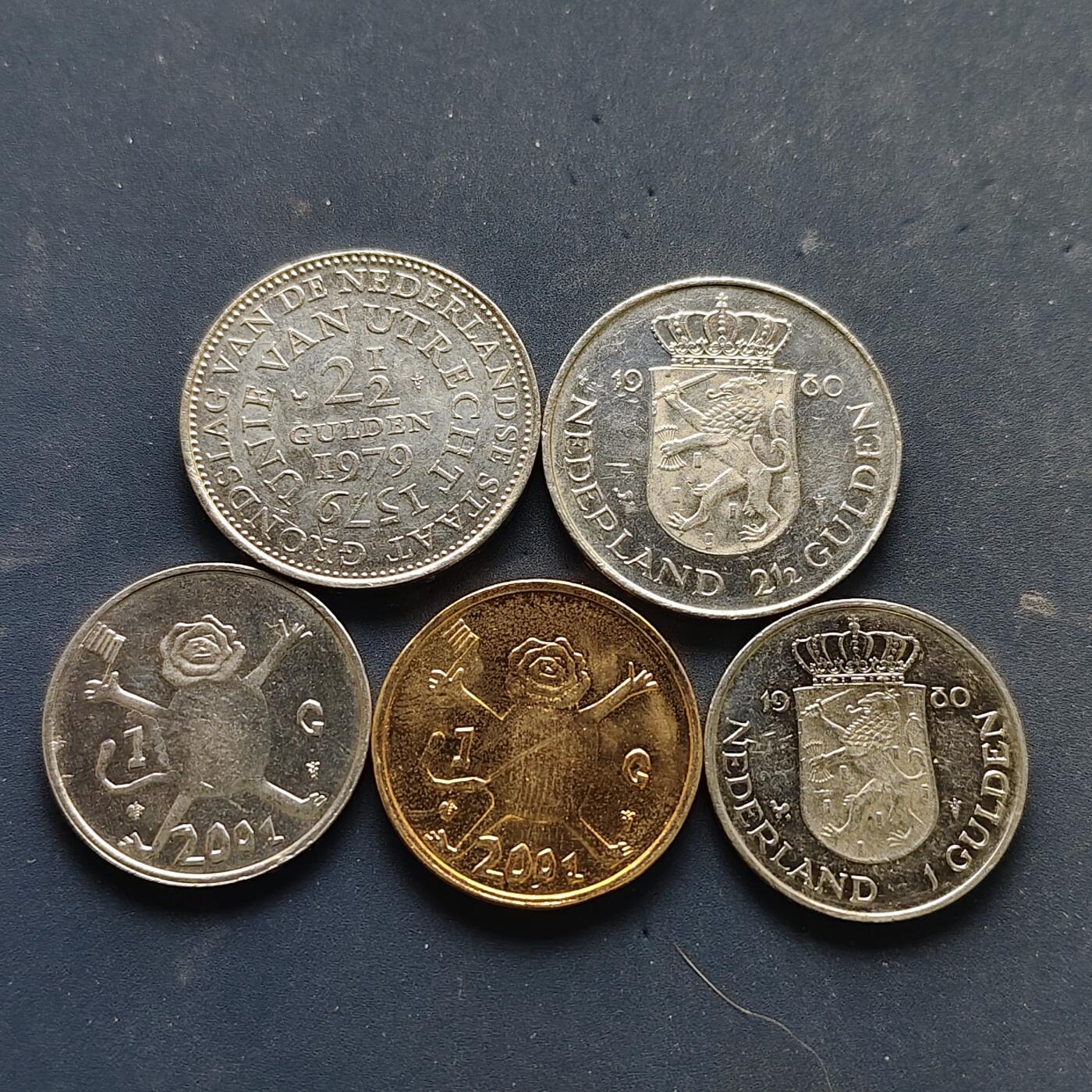 【全场包邮】纯粹捡漏拍504场-更新中 荷兰各年份纪念币5枚一组-女王交接2枚+乌得勒支条约+最后的荷兰盾（普制+镀金）