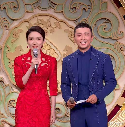 零元拍：大家过年好！！撒贝宁老师亲提“马年进步”，尼格买提和龙洋三人合签中央广播电视总台✖️CMG看点✖️总台文创联合出品CMG中国福，独有丙午火马年烫金纹饰。祝各位龙马精神，一马当先，马到成功，马上有钱！！！！