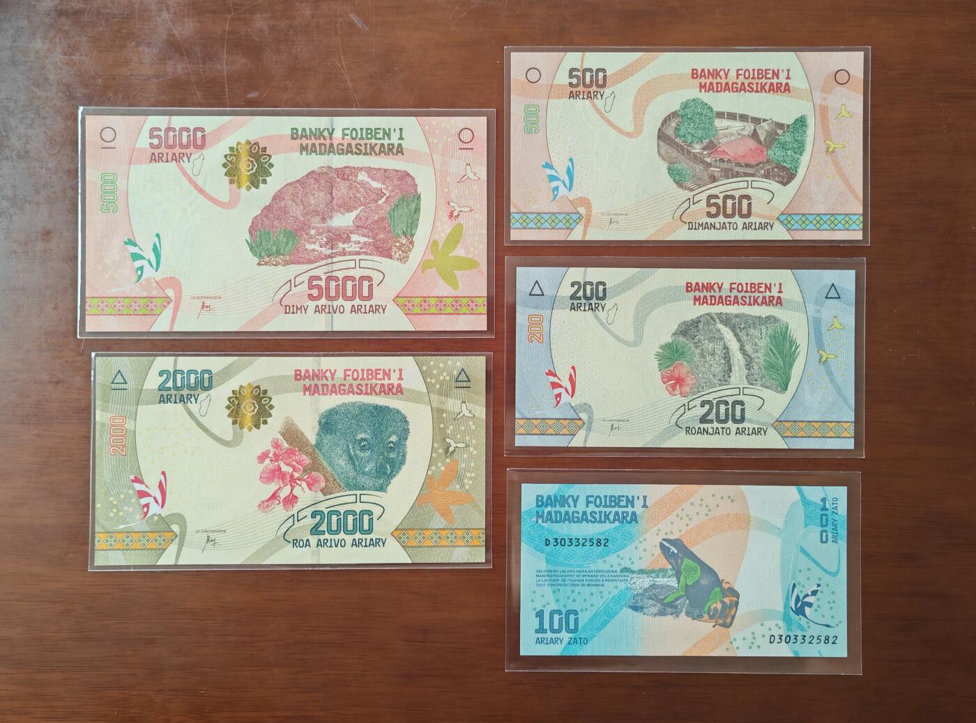 【礼羽收藏】🌏世界钱币拍卖125期  （一组5张）【UNC】非洲 马达加斯加 100.200.500.2000.5000
