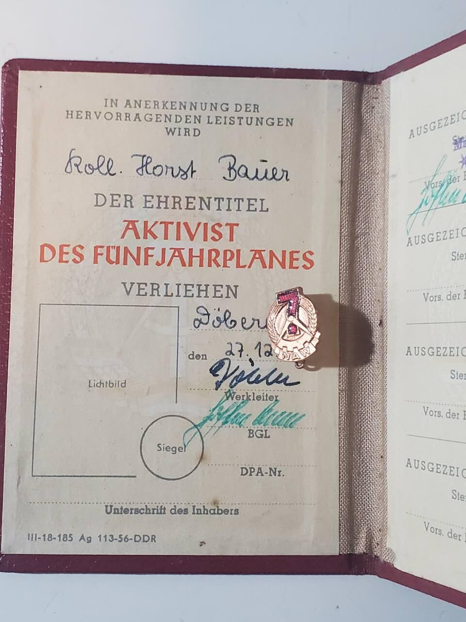 韵星假日军品类拍卖第42期 -- Rimey Holidays Militaria Auction 42 民主德国社会主义建设功勋活动家成员证书带证章一套