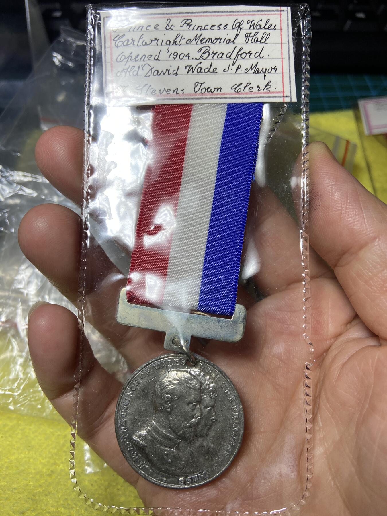 2026年第三十场(总第一百九十九场）英国一线回流散币特拍第二场(免佣金) 少见全品–英国🇬🇧1904年白铜材质纪念章(时任威尔士亲王和王妃暨后来的乔治五世和玛丽王后为布拉德福德卡特赖特纪念堂（现布拉德福德市立美术馆）主持开幕纪念章)