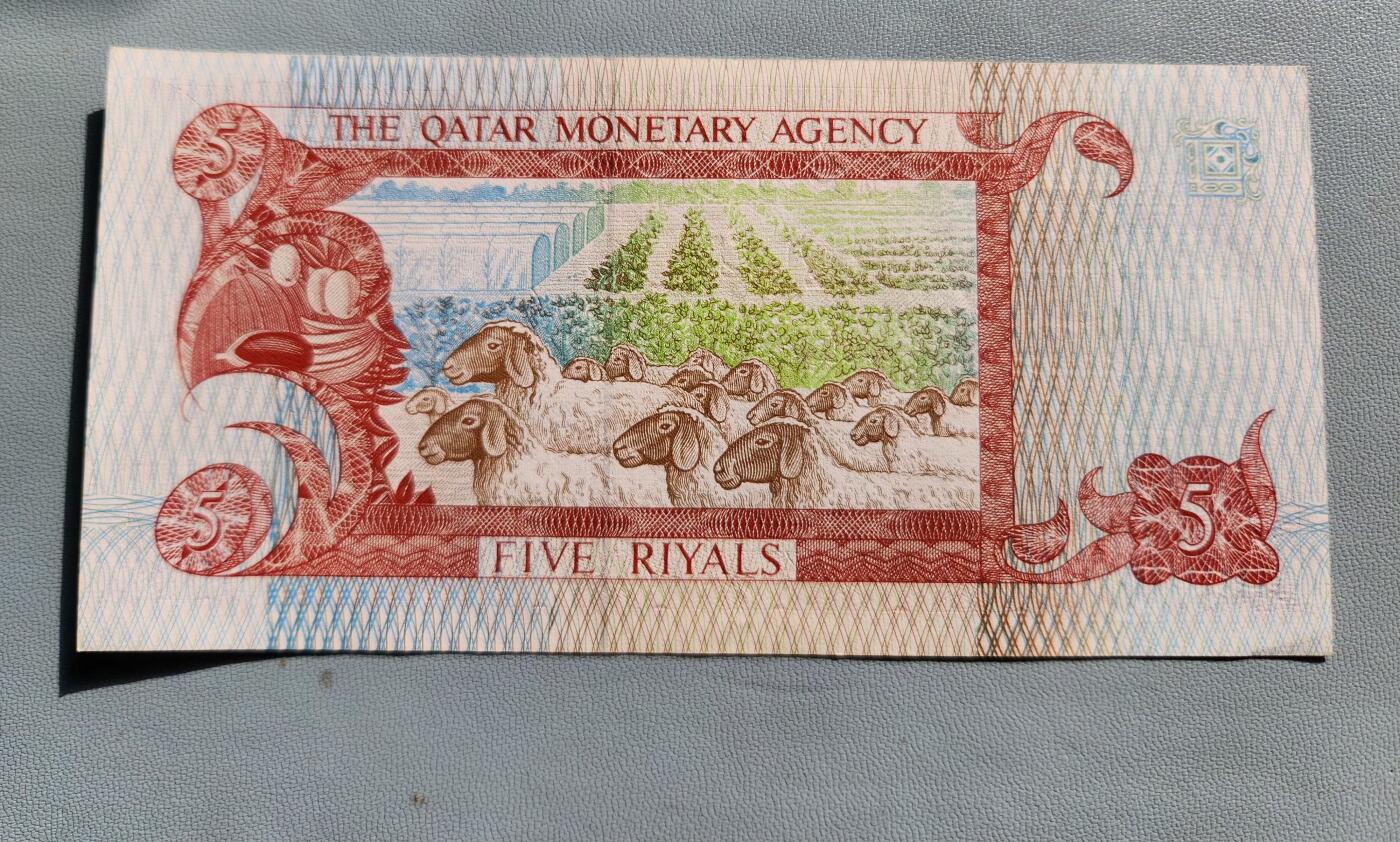2月20号晚上8点 外国纸币自动截拍第27场 卡塔尔 5里亚尔  1980年 第一版 多哈风景版 全新原票