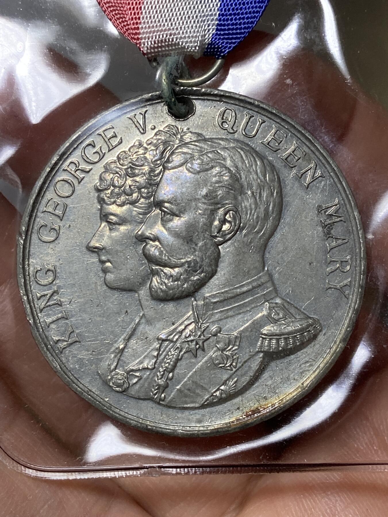 2026年第三十场(总第一百九十九场）英国一线回流散币特拍第二场(免佣金) 少见全品–英国🇬🇧1913年纪念章(乔治五世和玛丽王后访问柴郡桑德巴赫官方纪念章，背面图案为桑德巴赫镇最著名的地标—桑德巴赫十字碑)