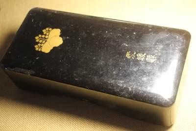 2026.2.22日系拍卖 - 爱媛县颁发的大型从军纪念盒，漆木工艺，长25厘米宽12厘米高7厘米，略有剐蹭痕迹 