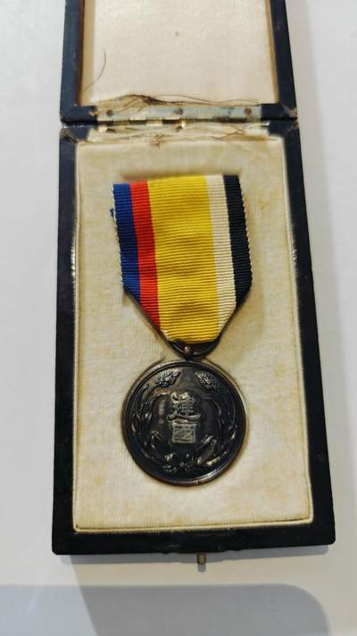 东亚勋章徽章主题拍卖8（120件） - 伪满建国功劳章