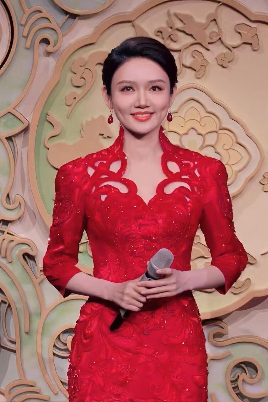 零元拍：大家过年好！！撒贝宁老师亲提“马年进步”，尼格买提和龙洋三人合签中央广播电视总台✖️CMG看点✖️总台文创联合出品CMG中国福，独有丙午火马年烫金纹饰。祝各位龙马精神，一马当先，马到成功，马上有钱！！！！