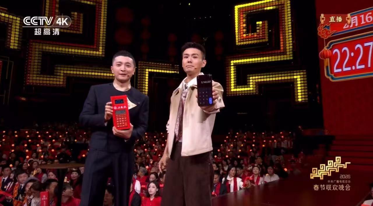 零元拍：大家过年好！！撒贝宁老师亲提“马年进步”，尼格买提和龙洋三人合签中央广播电视总台✖️CMG看点✖️总台文创联合出品CMG中国福，独有丙午火马年烫金纹饰。祝各位龙马精神，一马当先，马到成功，马上有钱！！！！