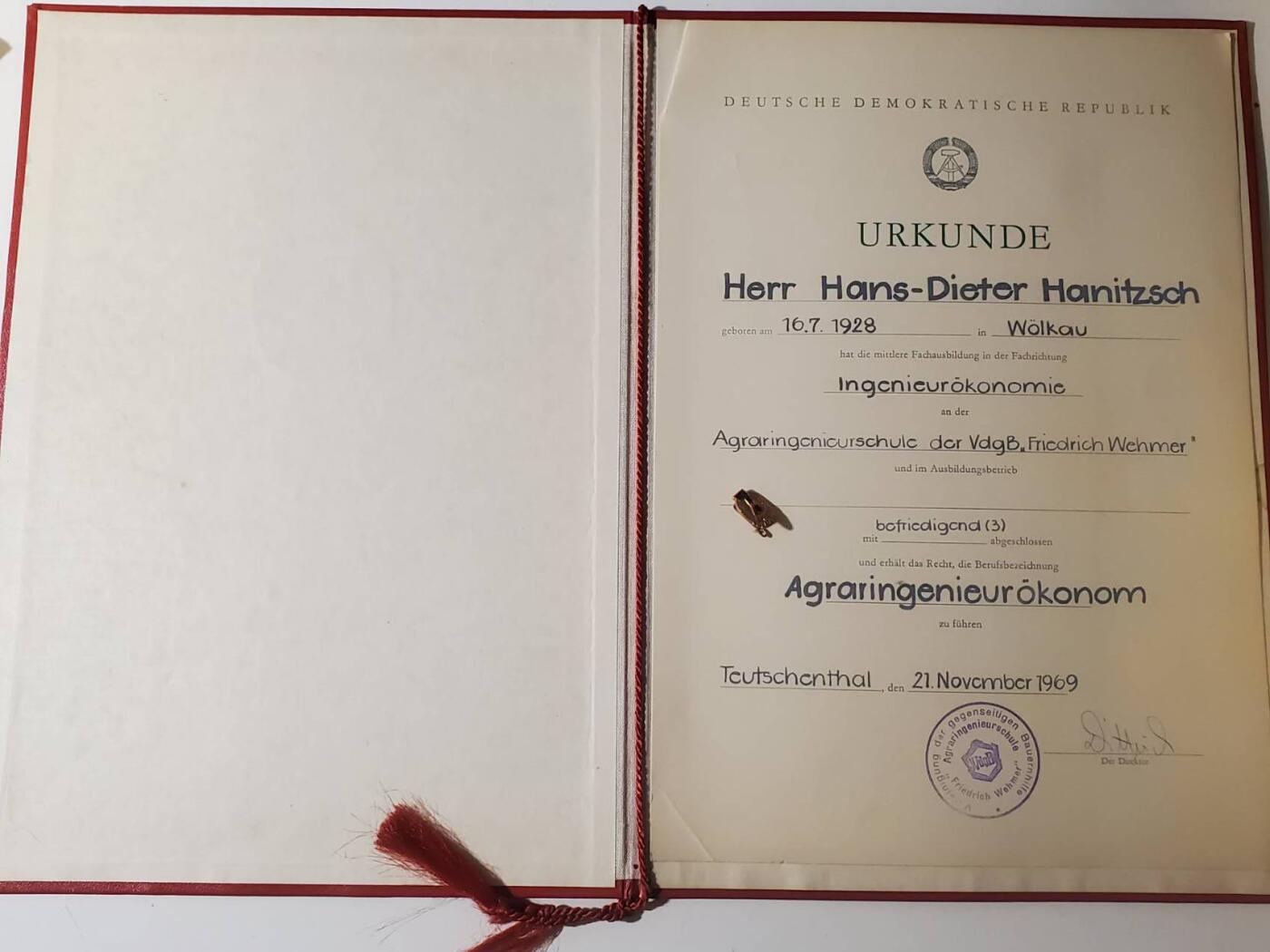 韵星假日军品类拍卖第42期 -- Rimey Holidays Militaria Auction 42 民主德国农业长期服务证书+社会主义建设功勋活动家证章