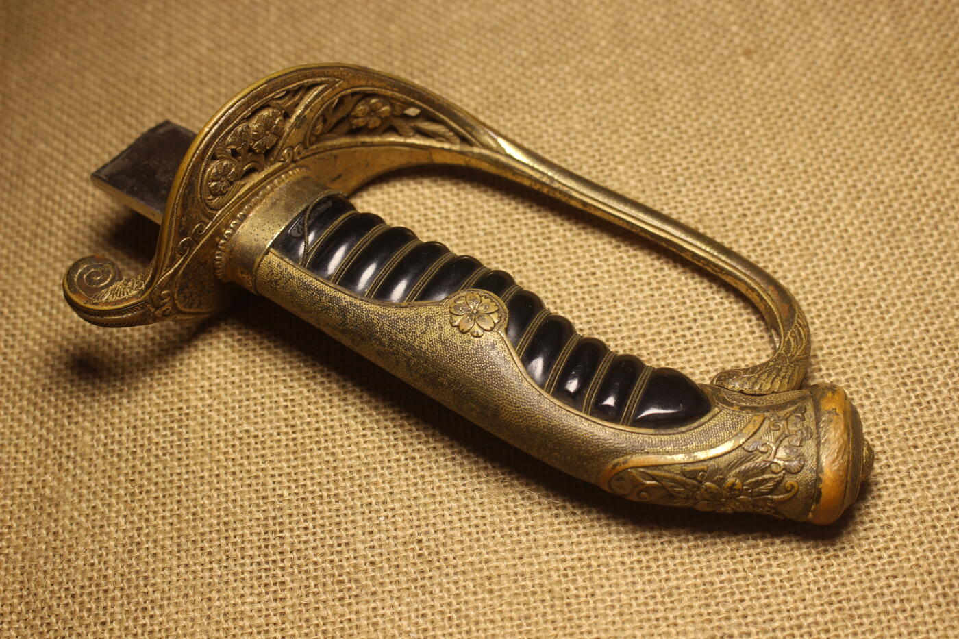 2026.2.22日系拍卖 明治19式尉官指挥刀刀柄，赛璐珞握柄，有一条铜质掐丝断裂，主体结构无损，日常使用品相    