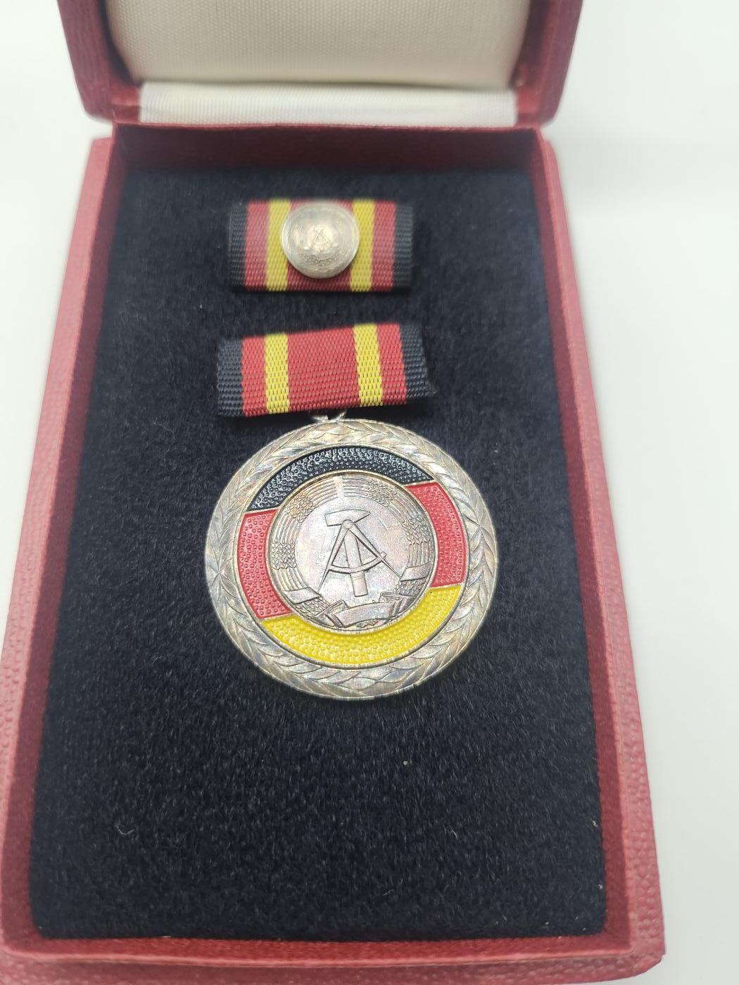 南水社第二次拍卖 民主德国 DDR功勋服务奖章（东德最高级别奖章）1959年6月4日设立 民主德国国家荣誉，盒略，章体均完好