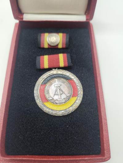 南水社第二次拍卖 民主德国 DDR功勋服务奖章（东德最高级别奖章）1959年6月4日设立 民主德国国家荣誉，盒略，章体均完好