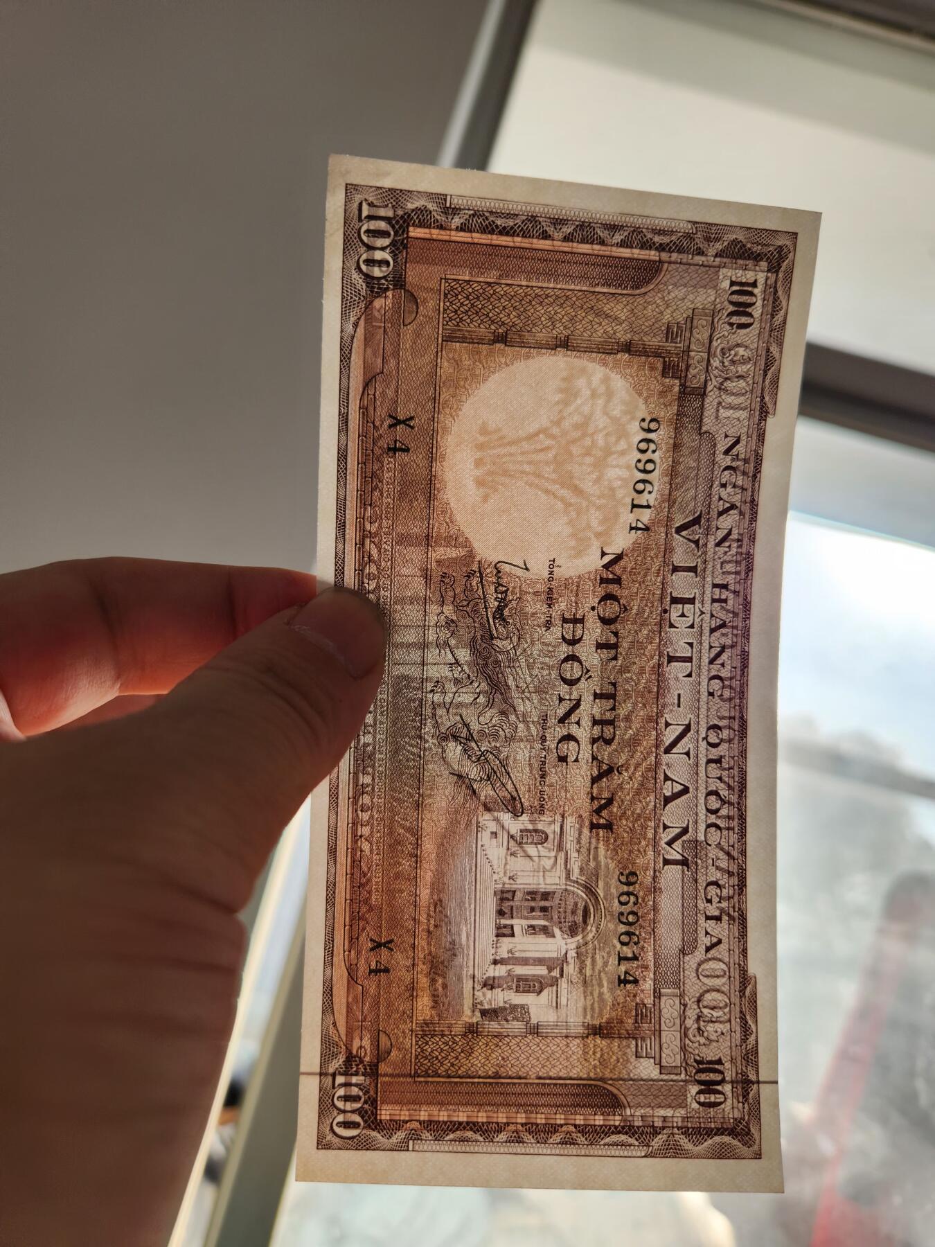 2月20号晚上8点 外国纸币自动截拍第27场 越南100无针眼 几乎全新 边角稍微折