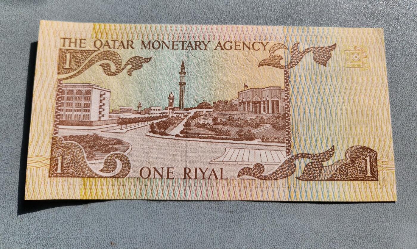 2月20号晚上8点 外国纸币自动截拍第27场 卡塔尔 1里亚尔  1980年 第一版 多哈风景版 全新原票