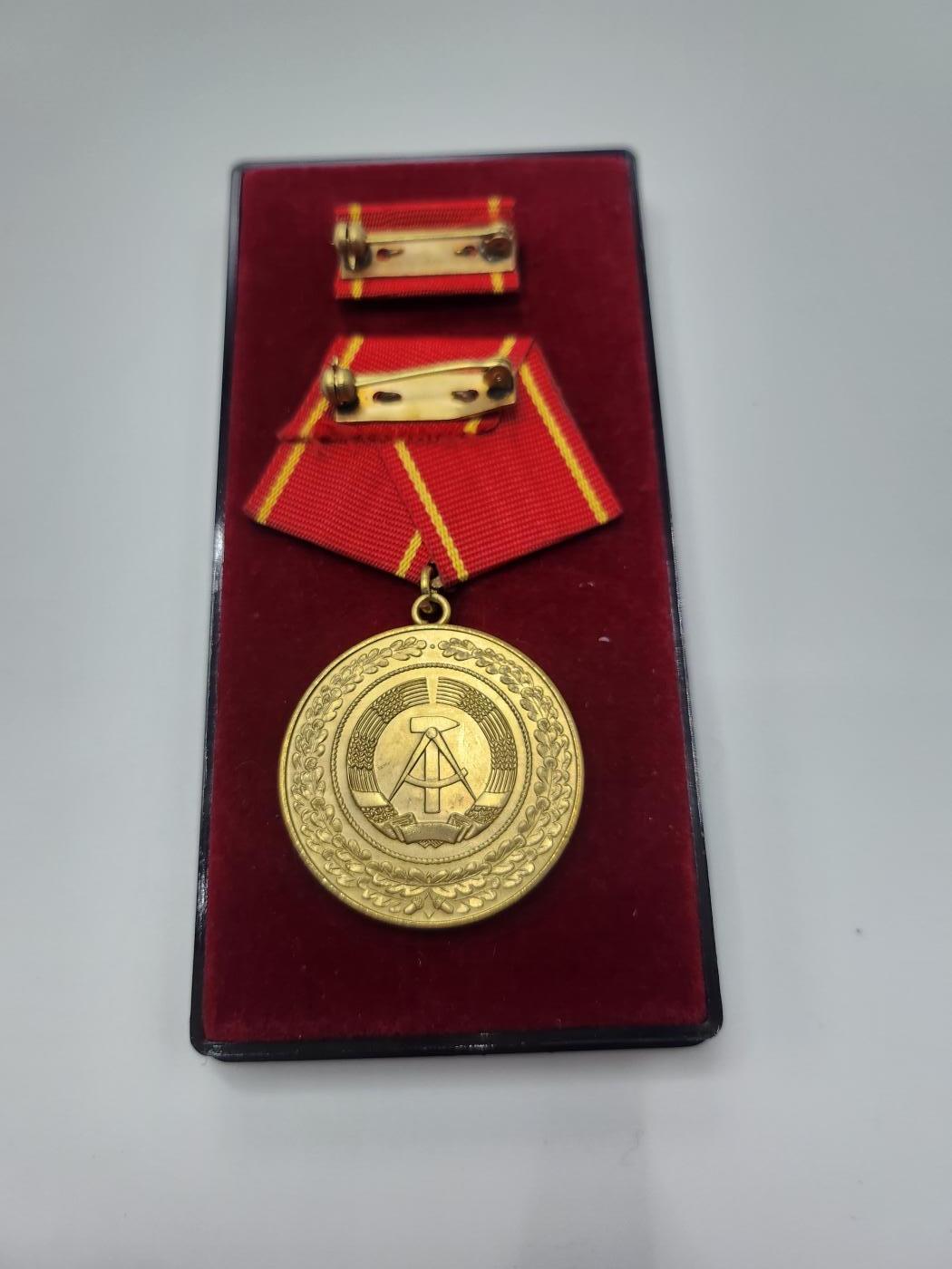 南水社第二次拍卖 民主德国内务部20年忠诚服役金质奖章 完好品相 带盒略
