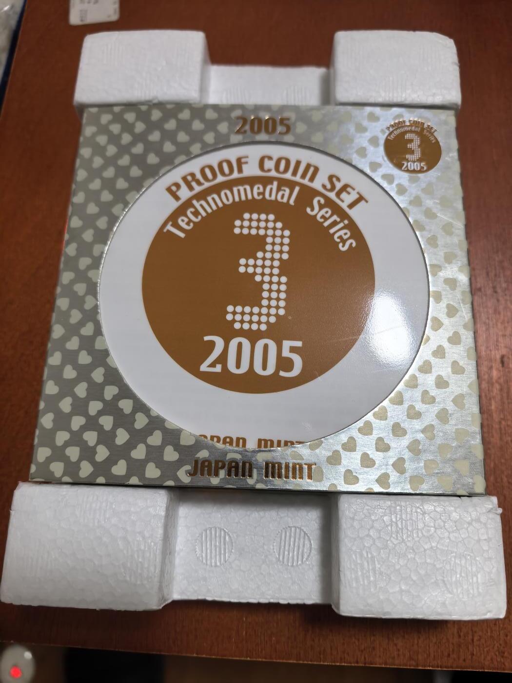 长老汇马年精选第二场拍卖 2005日本科技系列之三6枚精制币套装小方盒，含银质梅花形镀金银章1枚，难得带外纸盒