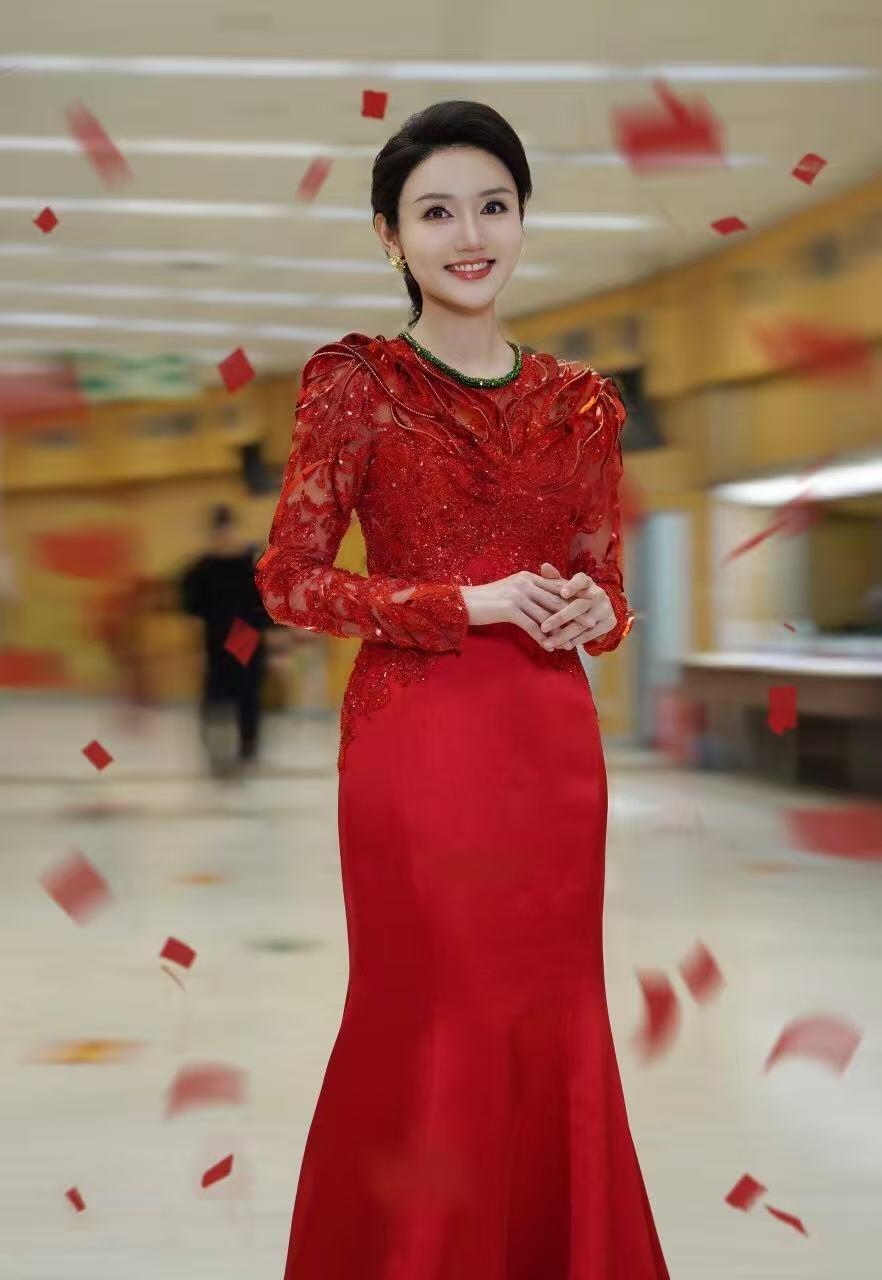 零元拍：大家过年好！！撒贝宁老师亲提“马年进步”，尼格买提和龙洋三人合签中央广播电视总台✖️CMG看点✖️总台文创联合出品CMG中国福，独有丙午火马年烫金纹饰。祝各位龙马精神，一马当先，马到成功，马上有钱！！！！