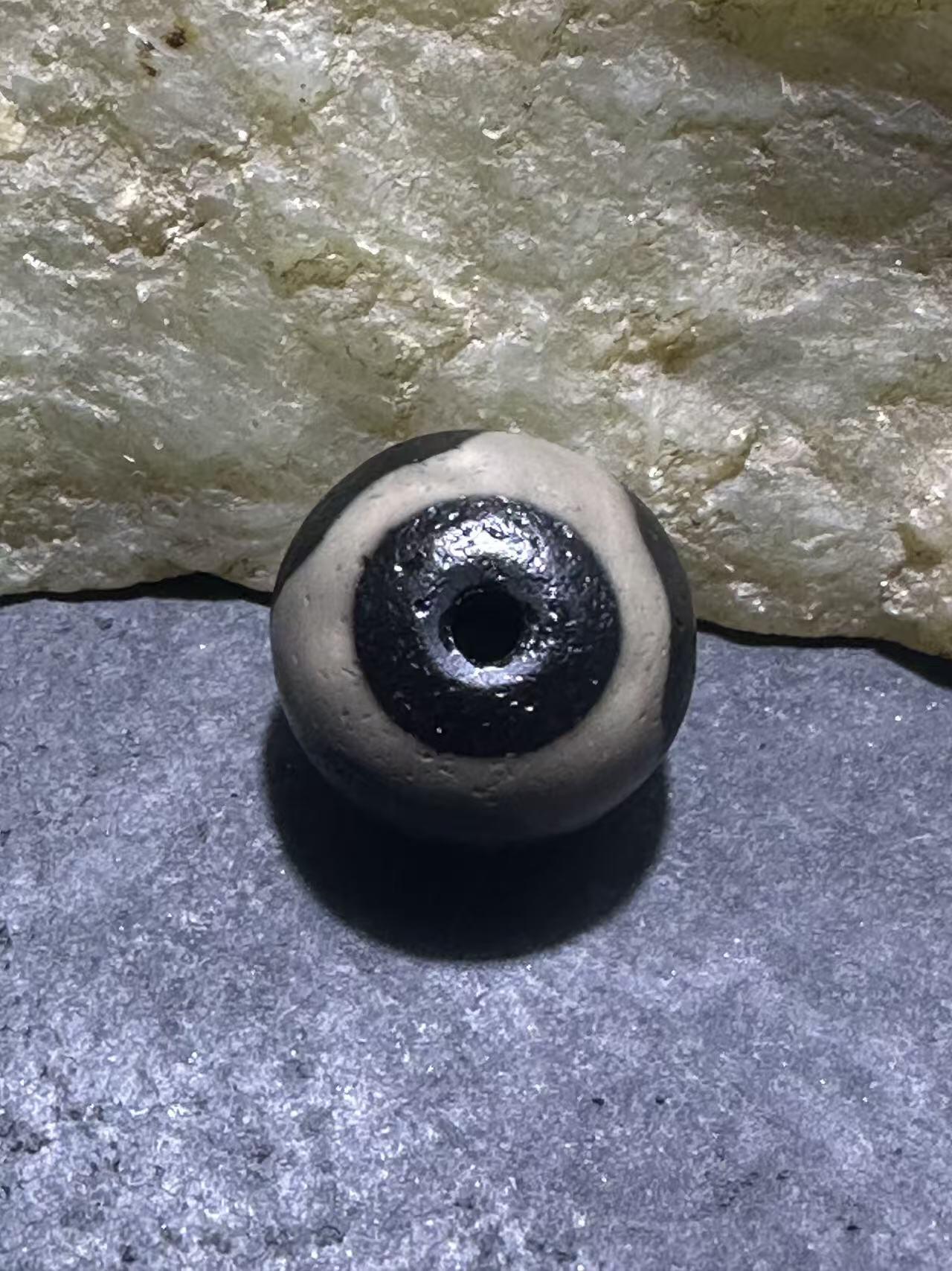 仅此一颗，精品藏传灰色虎牙天珠一颗，