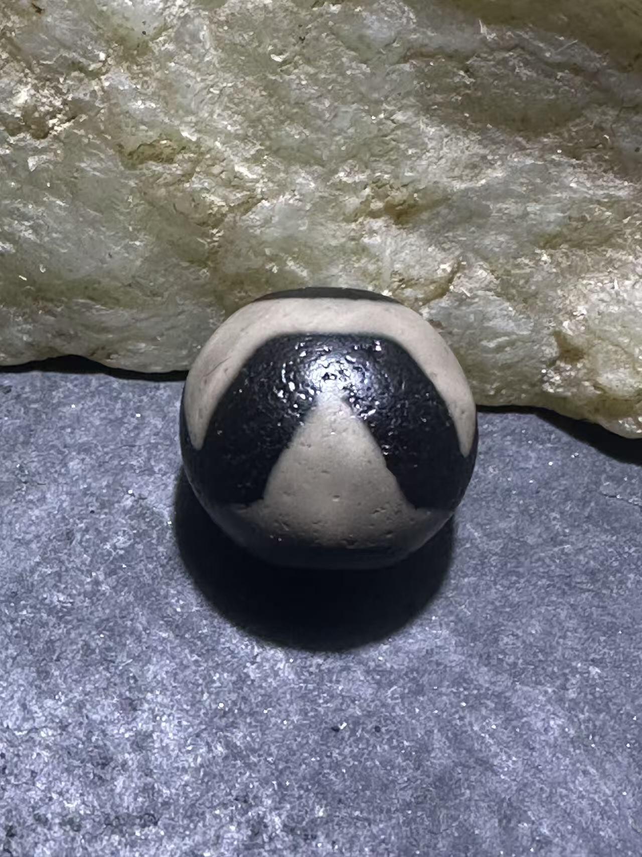 仅此一颗，精品藏传灰色虎牙天珠一颗，