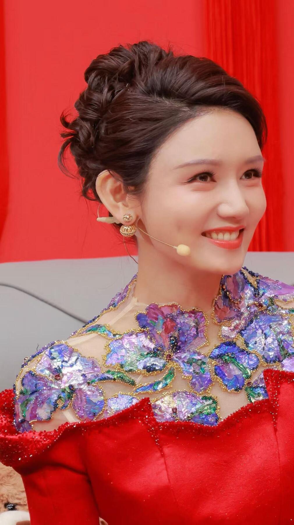 零元拍：大家过年好！！撒贝宁老师亲提“马年进步”，尼格买提和龙洋三人合签中央广播电视总台✖️CMG看点✖️总台文创联合出品CMG中国福，独有丙午火马年烫金纹饰。祝各位龙马精神，一马当先，马到成功，马上有钱！！！！