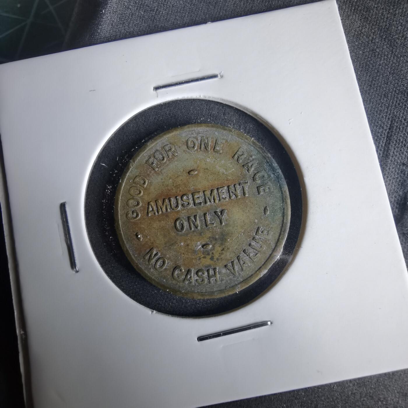 沼泽如烟--第1001场 Baker's Pacers赛马游戏机代币，属于20世纪中期美国的娱乐代币