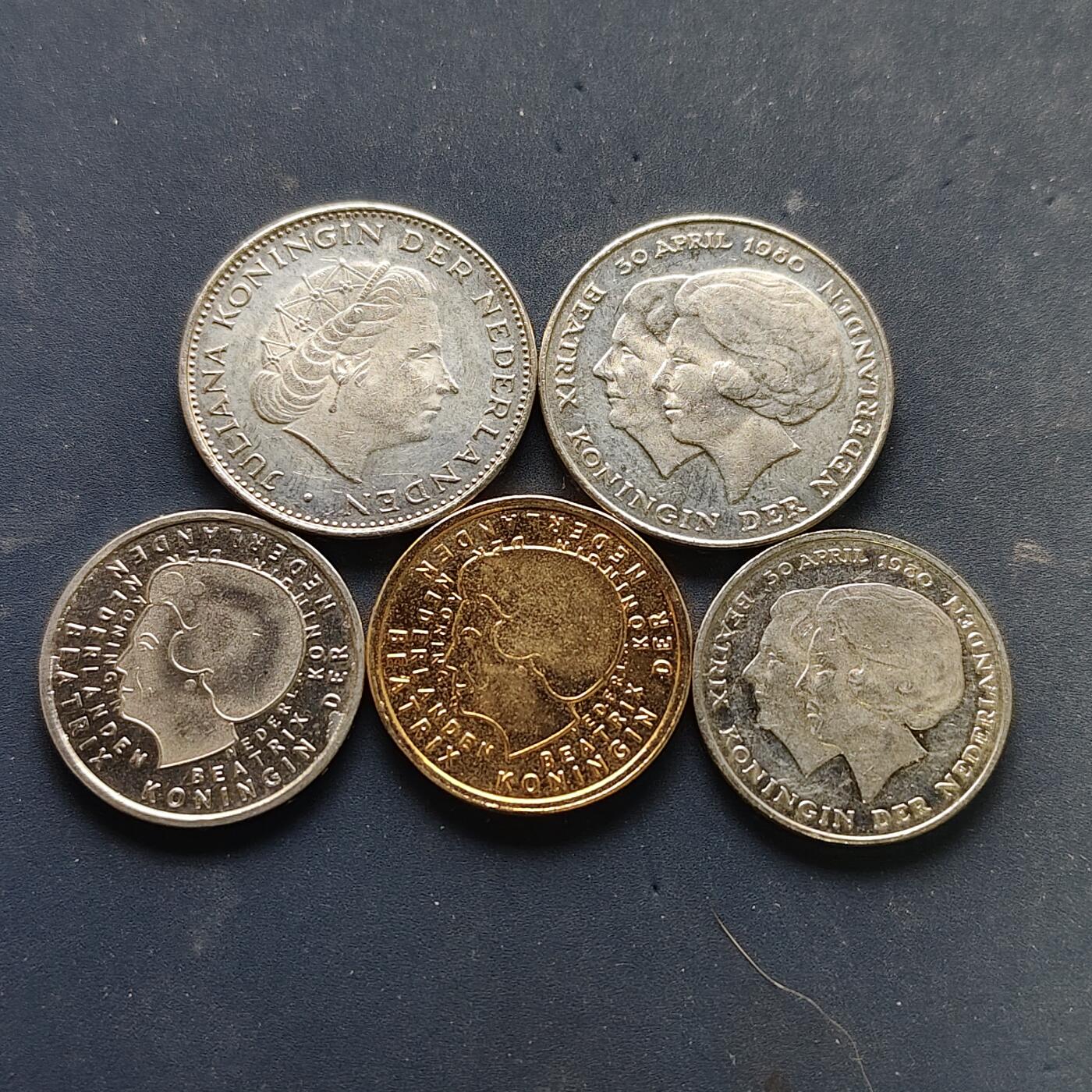 【全场包邮】纯粹捡漏拍504场-更新中 荷兰各年份纪念币5枚一组-女王交接2枚+乌得勒支条约+最后的荷兰盾（普制+镀金）